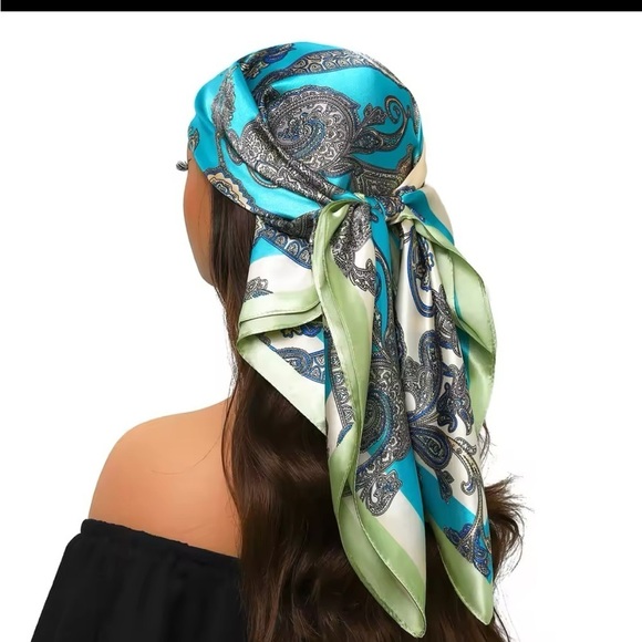 Accessories - Elegant Paisley Scarf - Blue and Green
0191